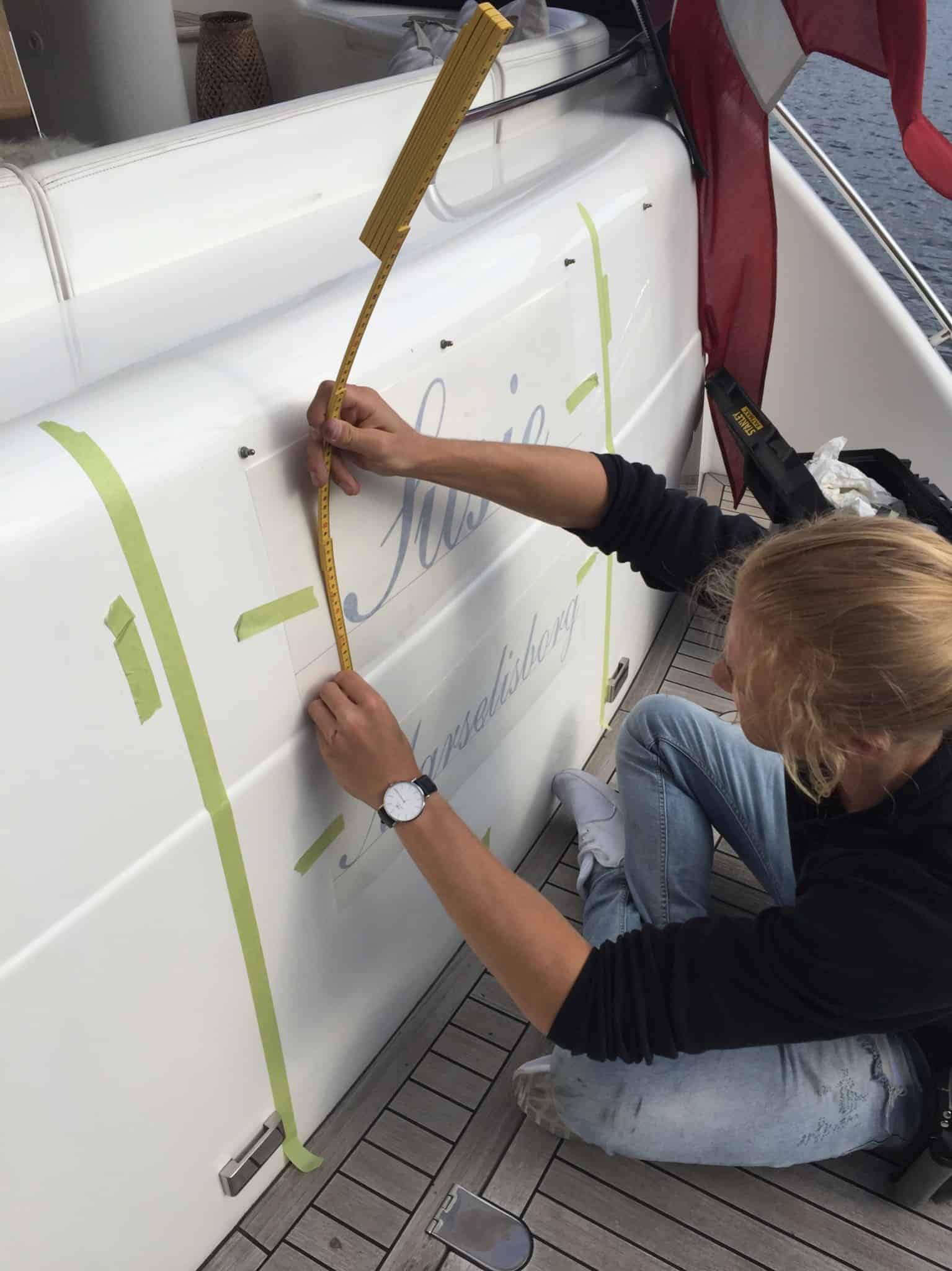 Så blev vores nye "Susie" døbt og navnet monteret og mere om dagen i dag