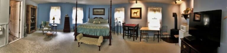 Mountain harbor cozy bedroom with scenic views and rustic decor.