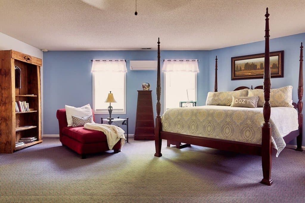 Comfortable mountain harbor bedroom with cozy furnishings and scenic views.