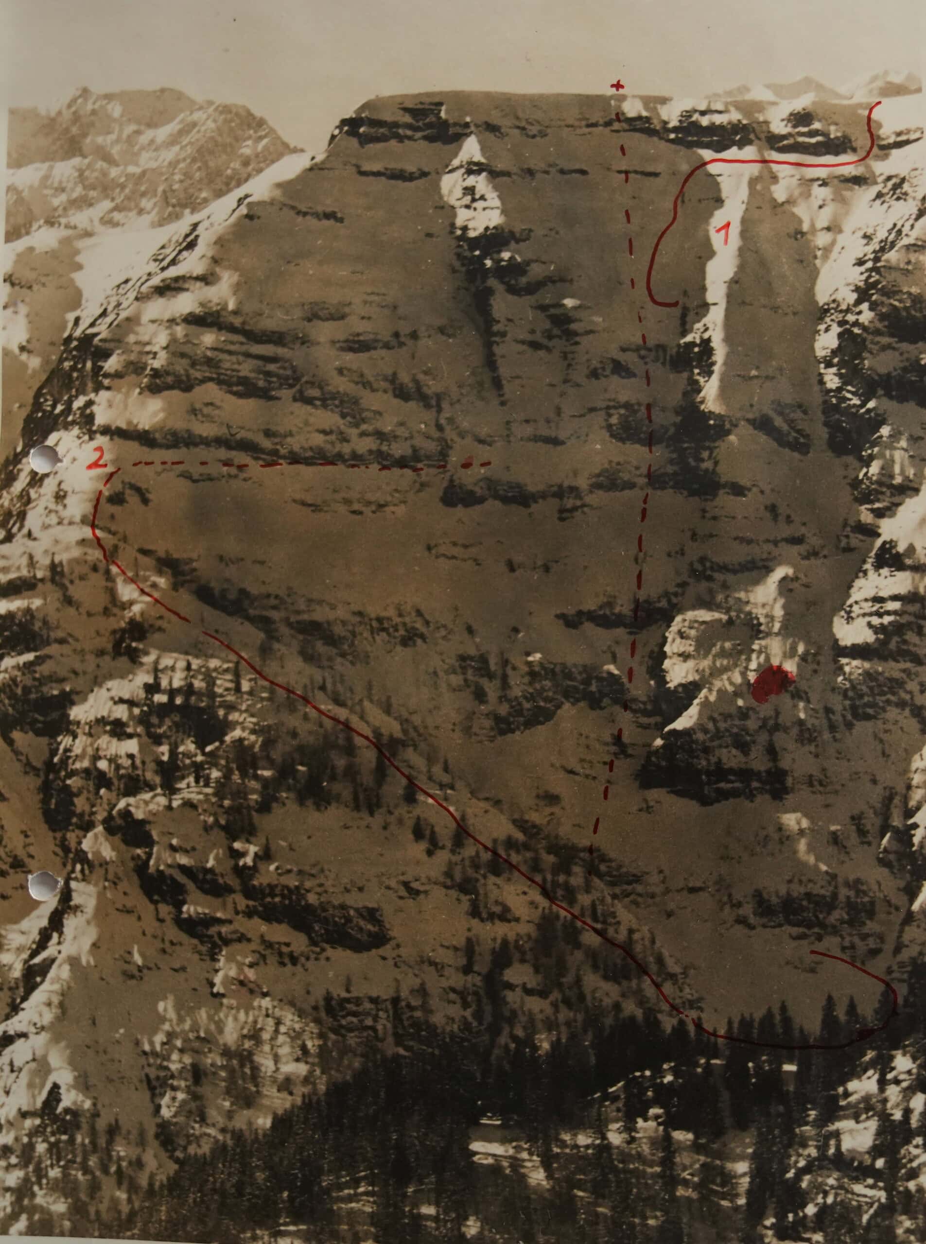 Unglücksstelle und Routen der Helfer aus der Perspektive der Steinplatte in Richtung Fellhorn (c) Archiv Bergwacht Reit im Winkl