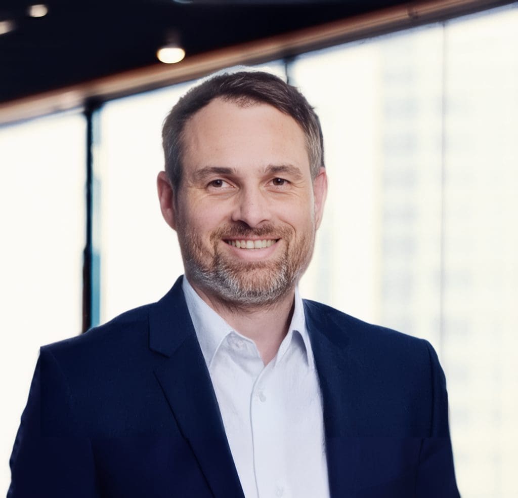 Stefan Möbius 1 Innovativer Geschäftsmann in Anzug bei MPM-AG, führend im Bereich Geschäfts- und Unternehmensberatung in Deutschland, mit modernem Büroambiente im Hintergrund.