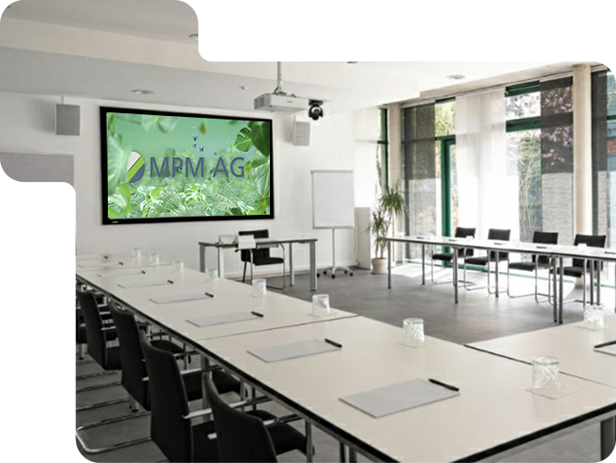 Moderne Konferenzraum mit Präsentationstechnik, ideal für Business-Meetings und Schulungen bei MPM-AG.