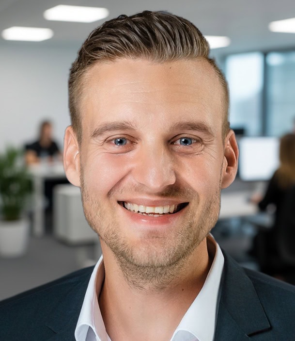 Matthias Ruf 13 Schöner Mann im Business-Outfit im modernen Büro, erfolgreiches Geschäftsbild, professionelle Präsentation, freundliche Ausstrahlung.