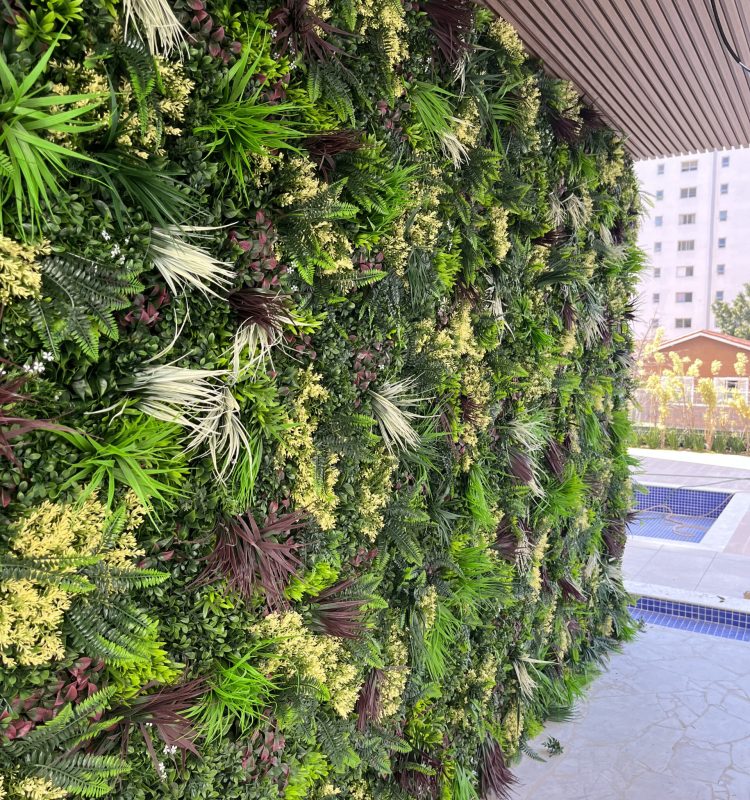 muda-paisagismo_jardim-vertical-artificial-externo-uv-capa