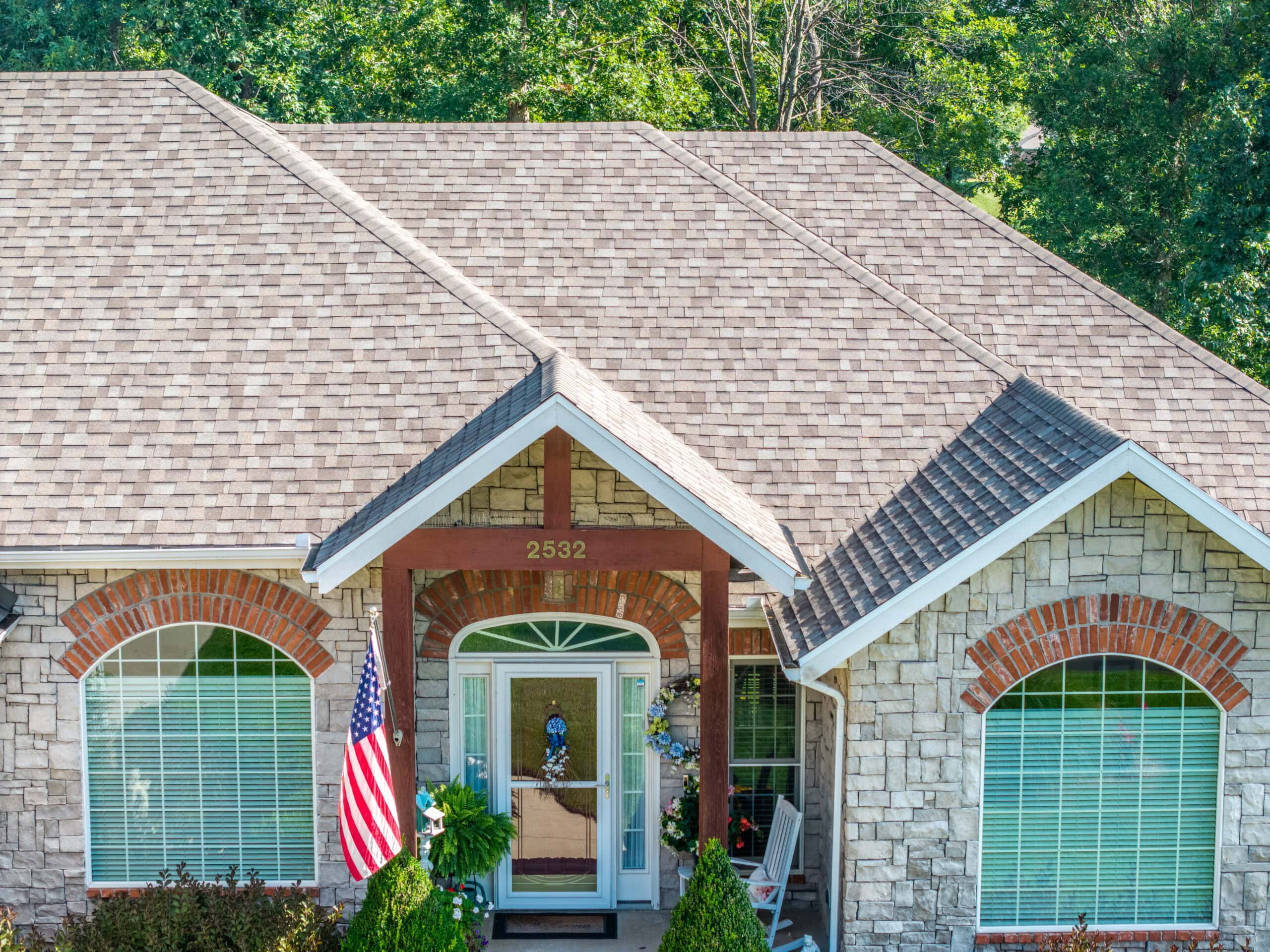 New asphalt shingle roof on a residential home in Lebanon, Missouri.