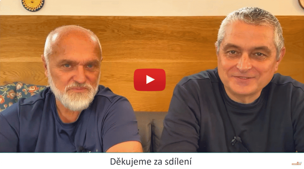 Člověk v modrém tričku, kandidát na podporu vody, na videu s logem Nadace Pravda o vodě, váží si podpory udržitelného využívání vodních zdrojů a ochrany vodních ekosystémů.