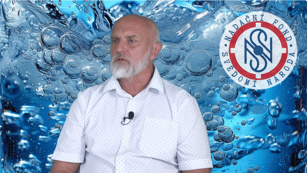 Bohatýr s šedivým vousem a vousy na konferenci o ochraně vody, prostředí odkazující na vodu a její čištění, logo Nadace Pravda o vodě v pozadí.