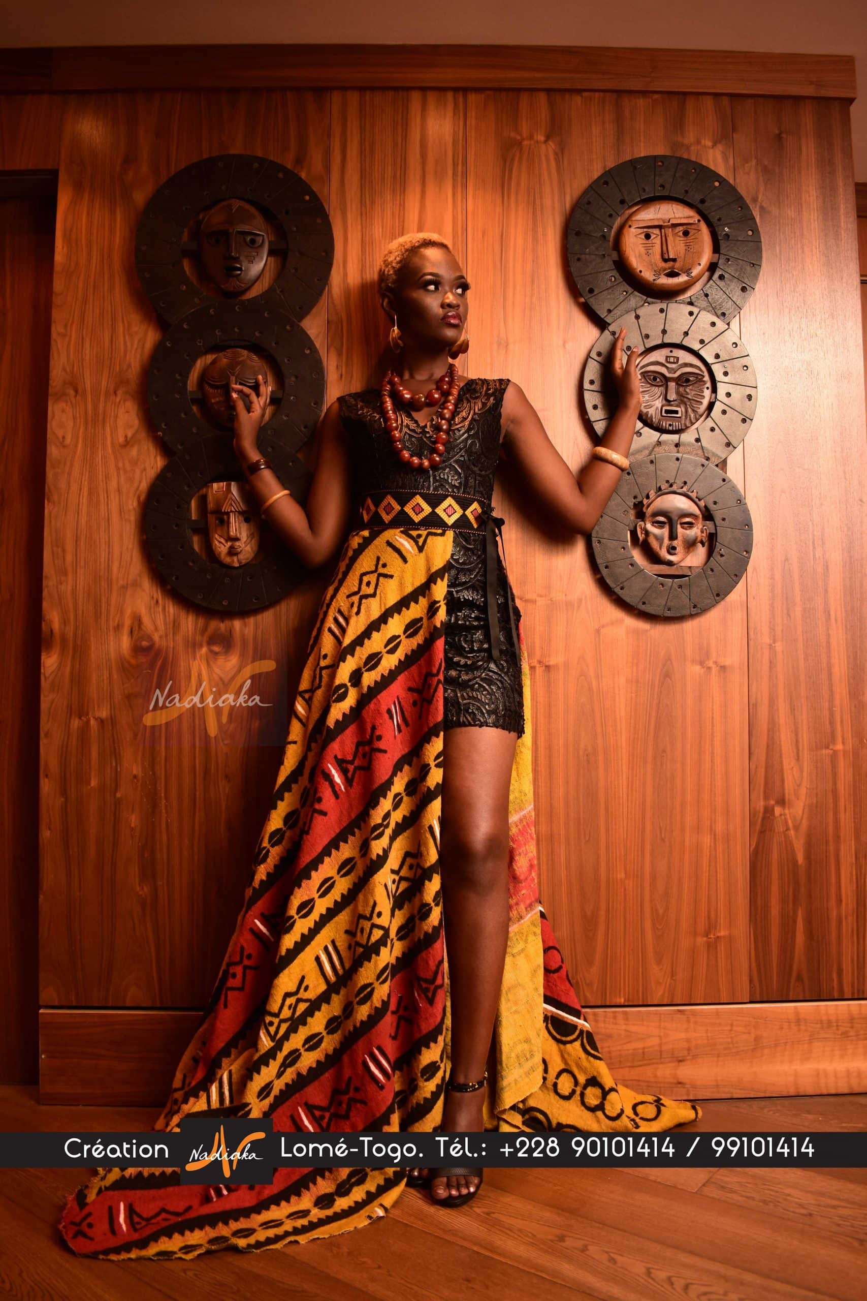 Robe noire dentelles avec jupe traîne