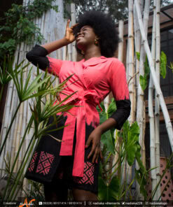 Robe tailleur croisée, tissu coton batik, couleur rouge corail noir.