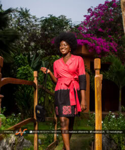 Robe tailleur croisée, tissu coton batik, couleur rouge corail noir.