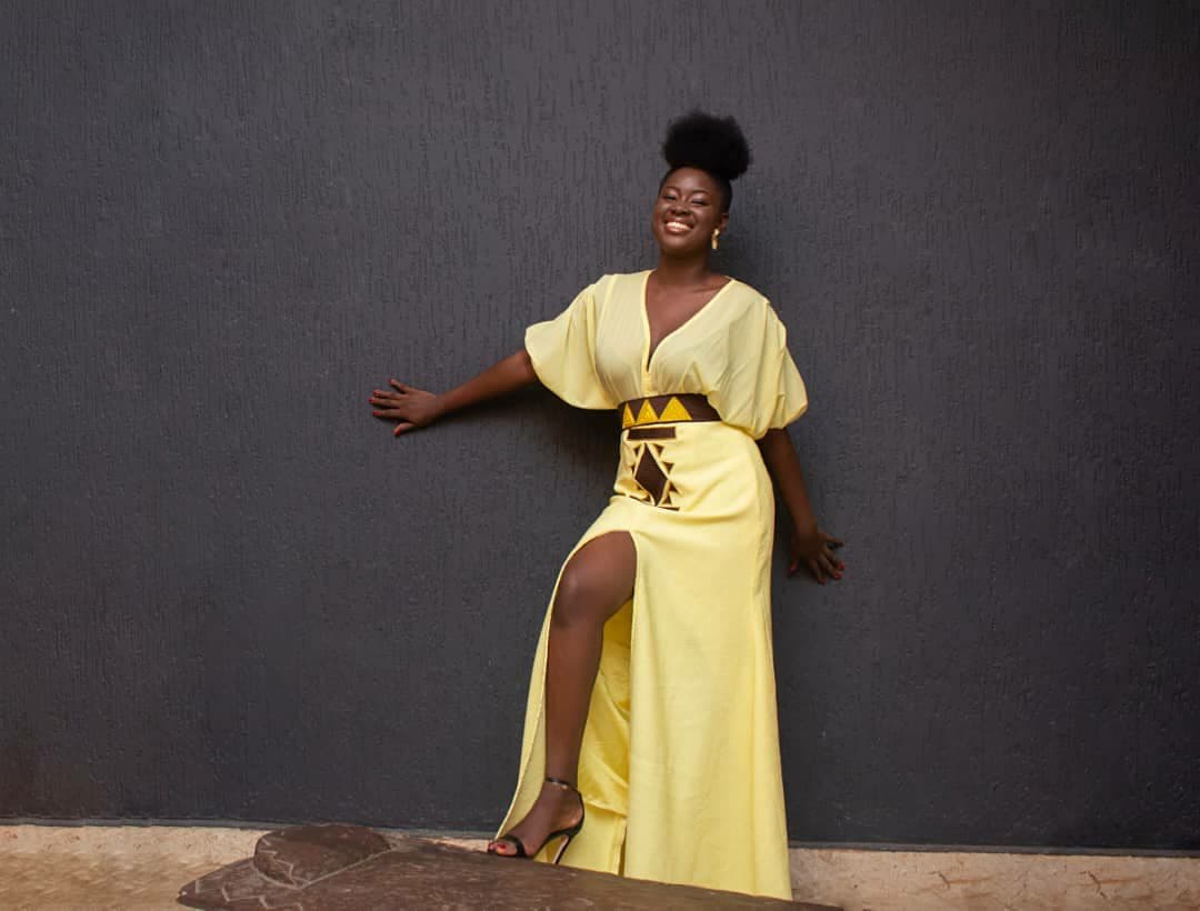 Robe longue brodée, mix tissus mousseline et brocarde, couleur jaune.Ceinture brodée assortie marron jaune