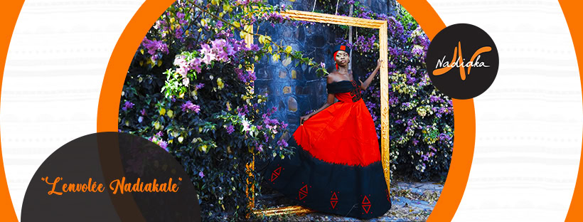 Robe longue évasée en tissu batik rouge/noir, mix tulles noires, avec broderies, chapeau et foulard assorti