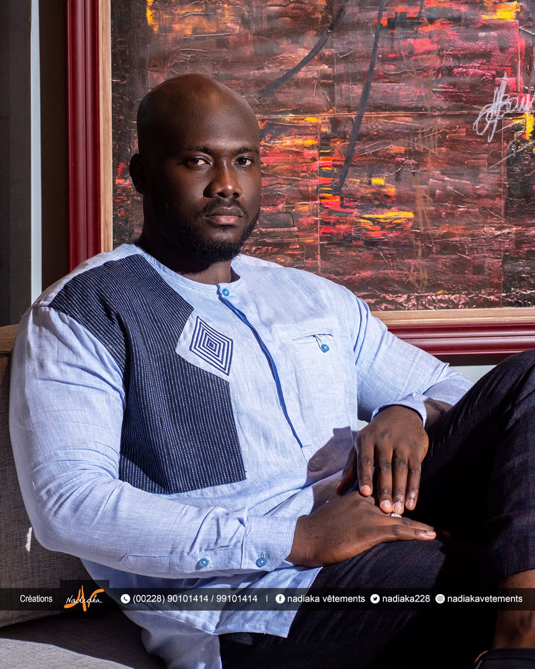 Chemise manches longues, en tissu lin bleu ciel mix pagne tissé avec broderies.