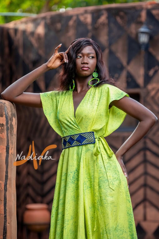 Longue robe croisée teinture à jets de couleur verte avec ceinture brodée