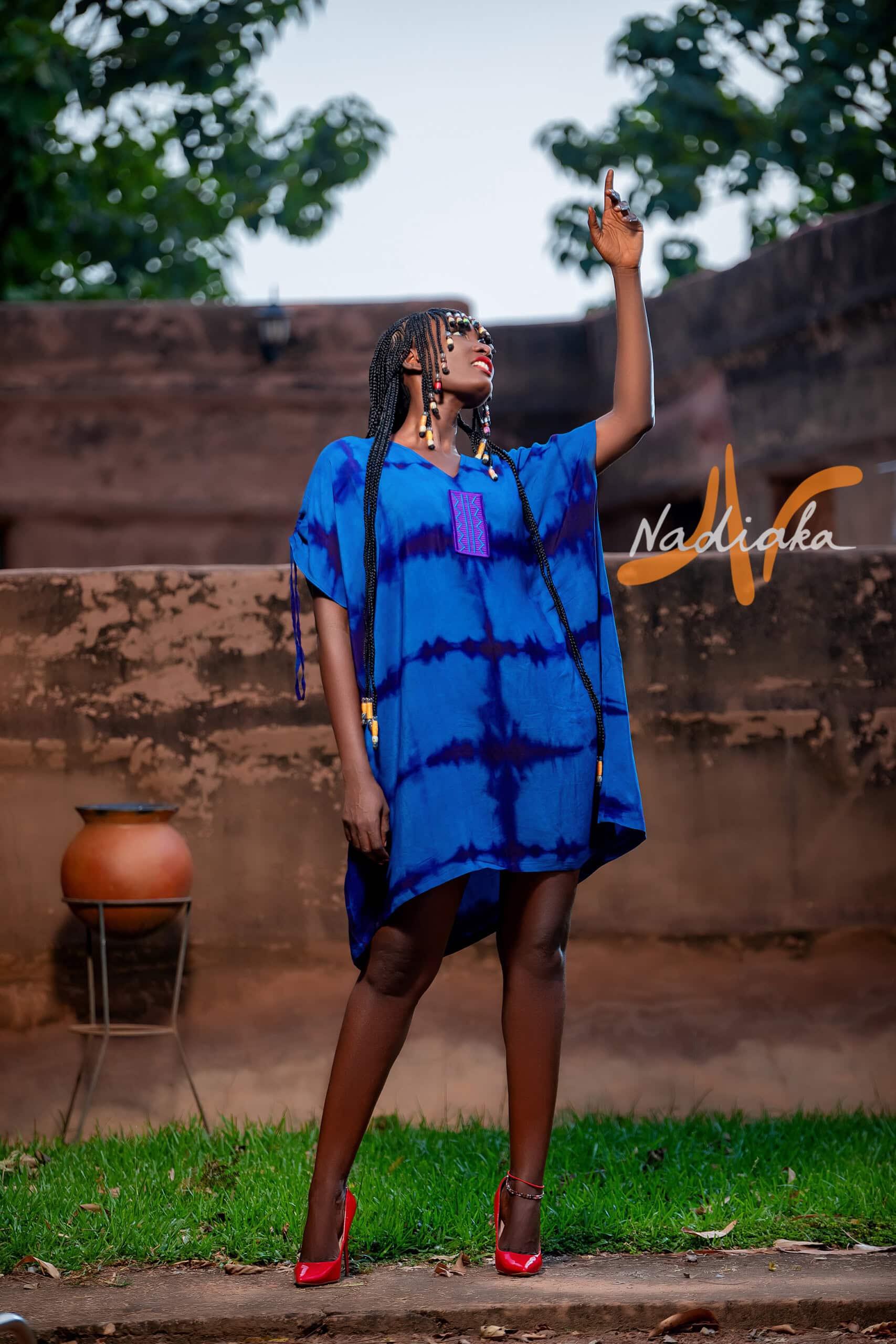 Boubou long brodé en tissu voile de coton teinture bleu