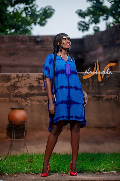 Boubou long brodé en tissu voile de coton teinture bleu