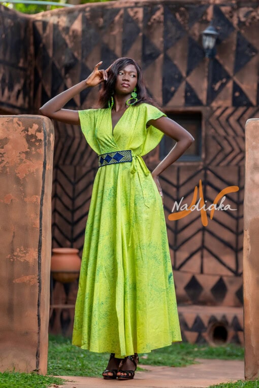 Longue robe croisée teinture à jets de couleur verte avec ceinture brodée