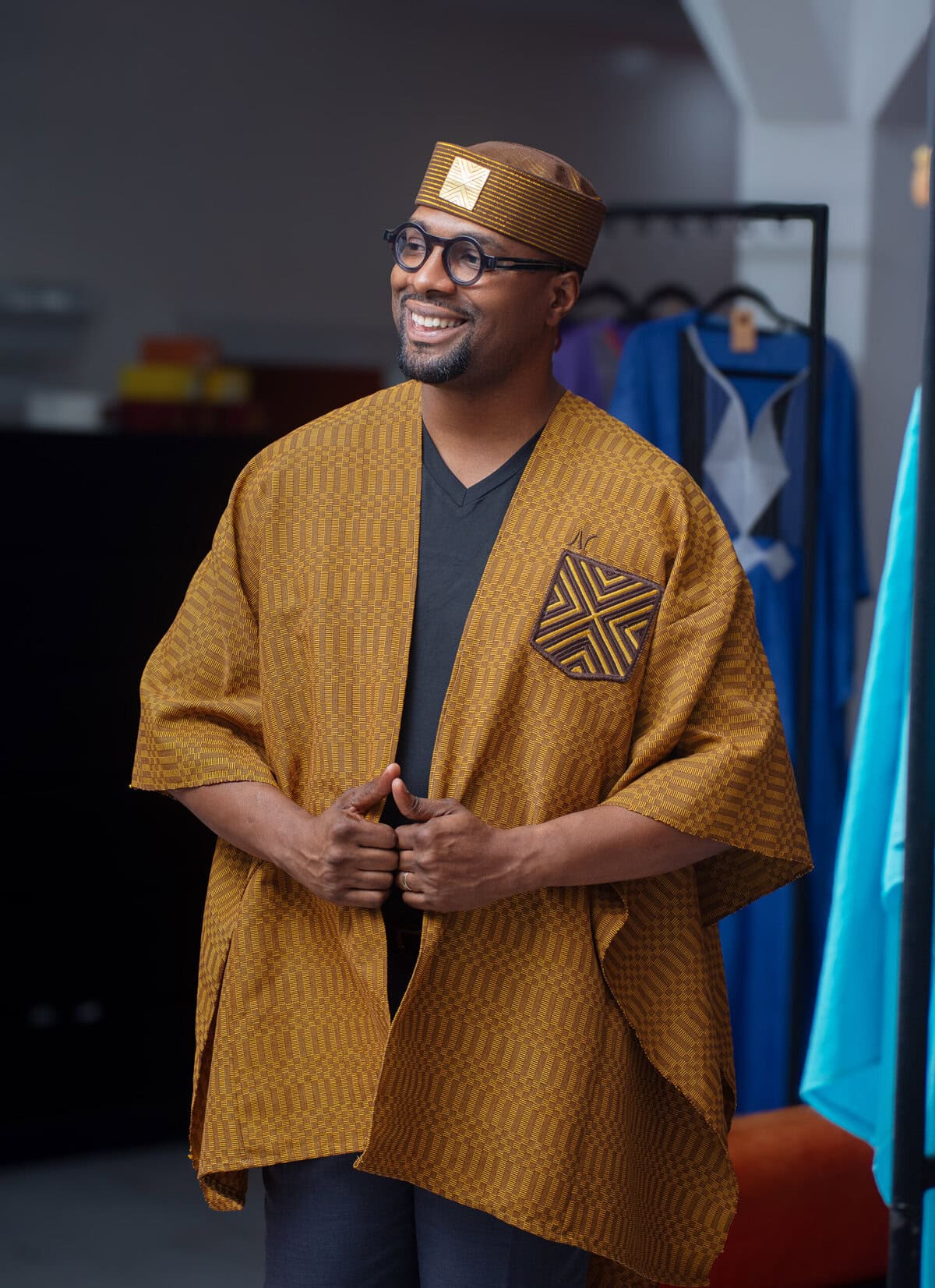 Mini cape brodé en tissu Lokpo