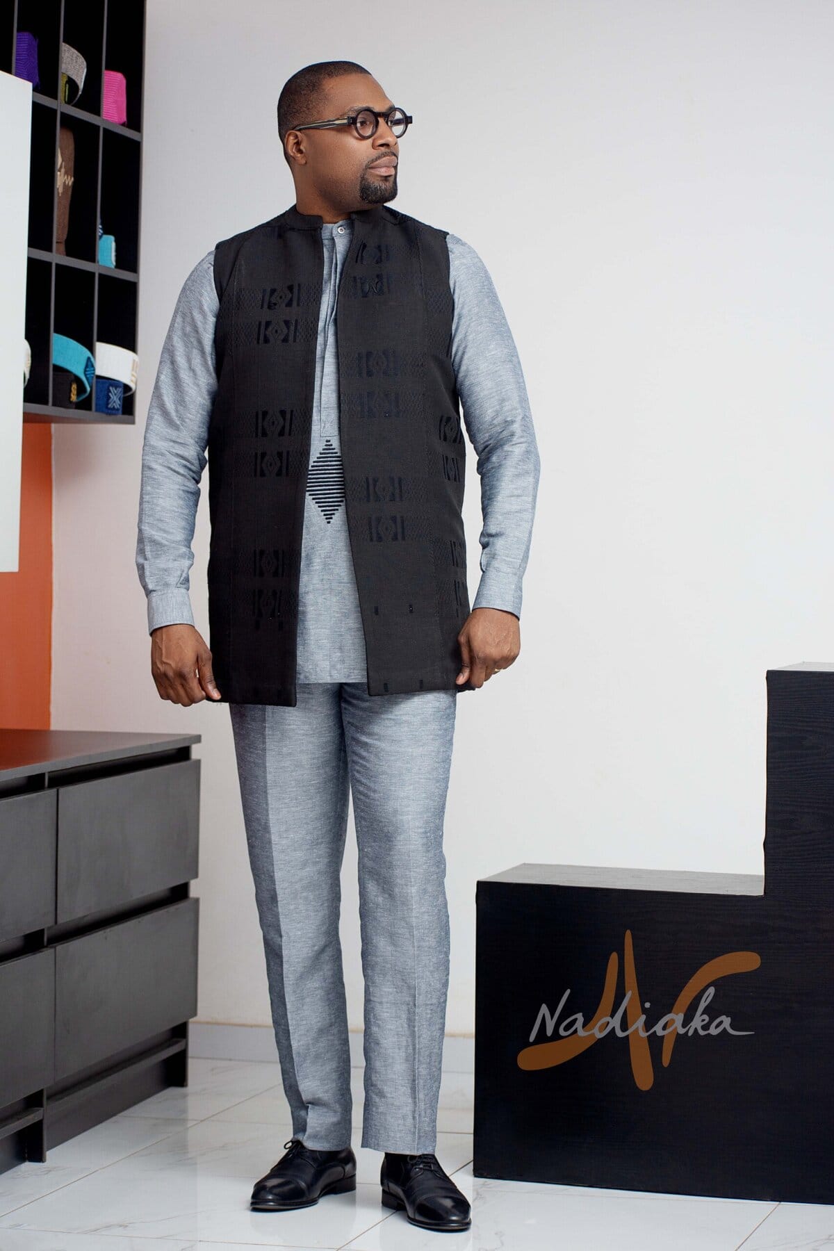 Ensemble tunique manches longues et pantalon en lin de couleur grise ave gilet en tissu Kente noir