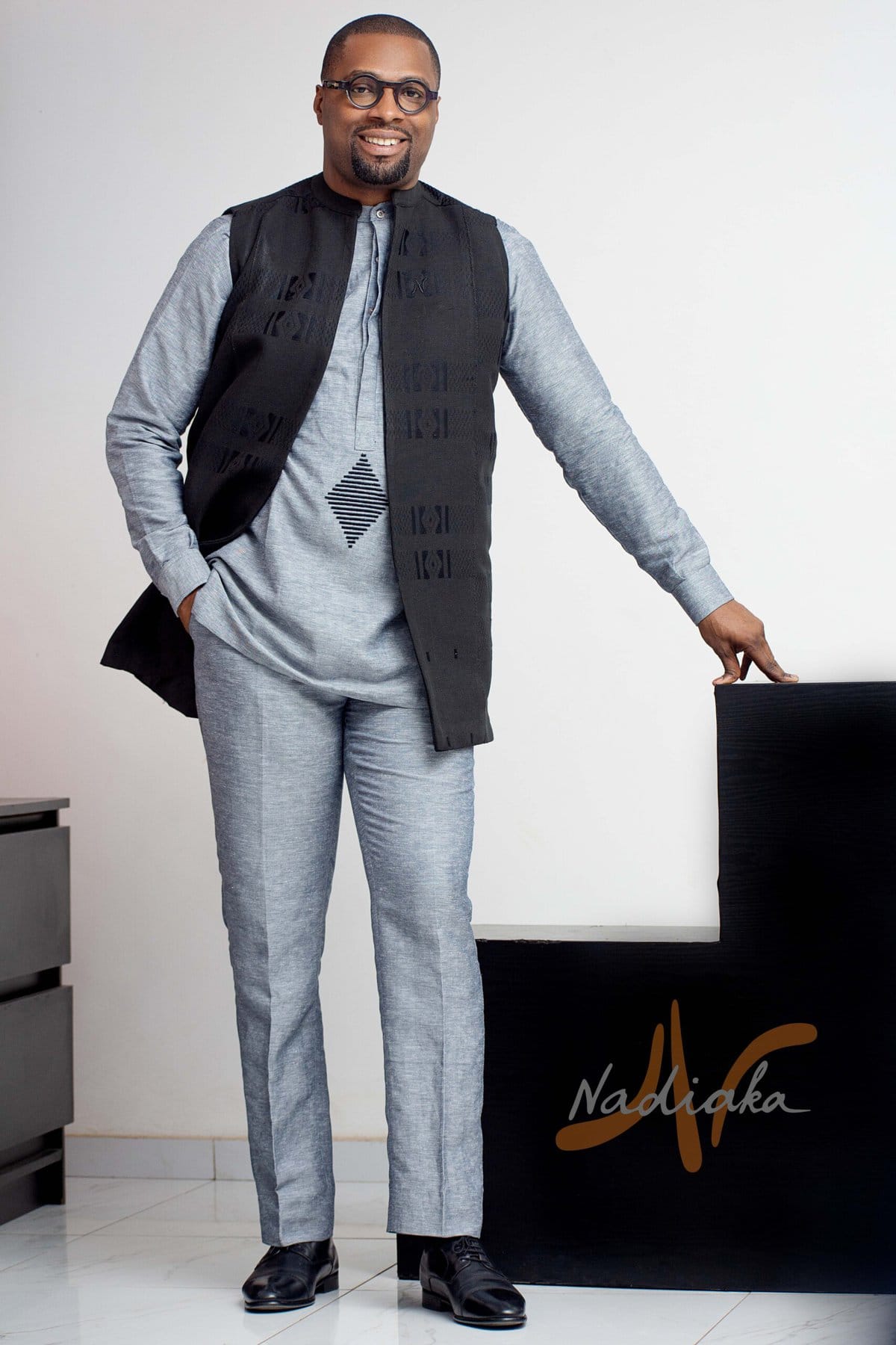 Ensemble tunique manches longues et pantalon en lin de couleur grise ave gilet en tissu Kente noir