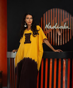 Long boubou brodé en coton gaufré teinté à la main