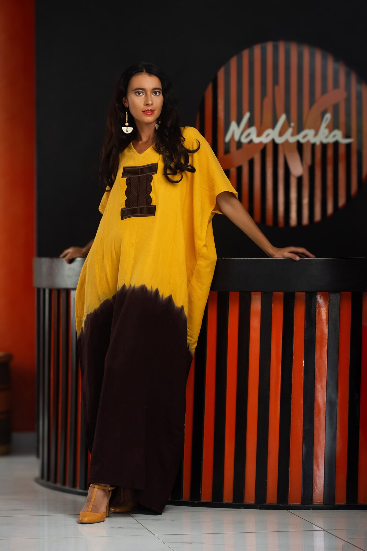 Long boubou brodé en coton gaufré teinté à la main