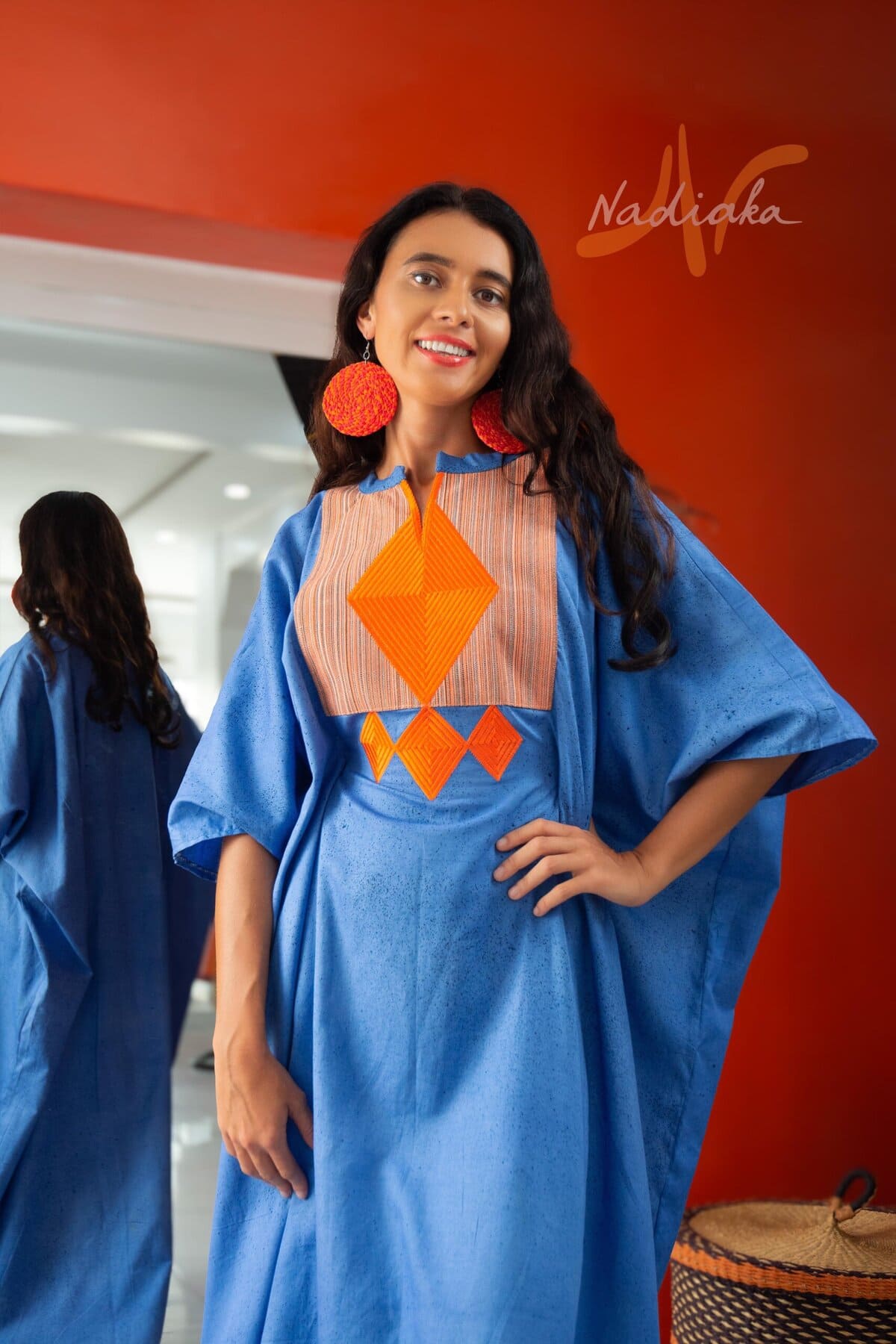 Long boubou brodé teinture à jet de couleur bleue