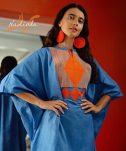 Long boubou brodé teinture à jet de couleur bleue