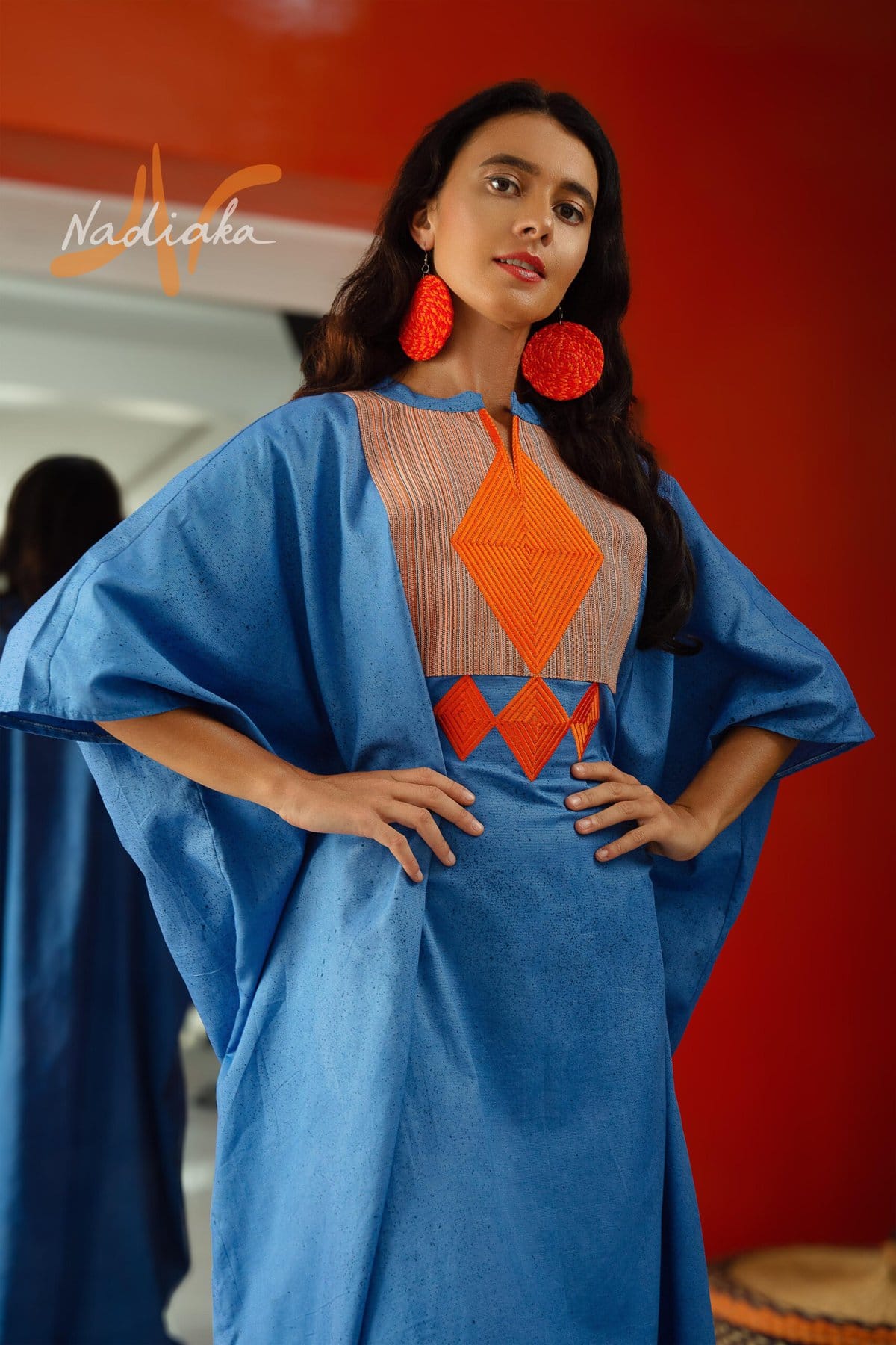 Long boubou brodé teinture à jet de couleur bleue