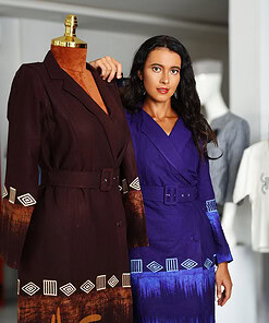 Robe tailleur en batik brodé manches longues de couleur bleu