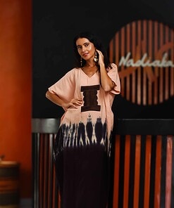 Long boubou brodé en coton gaufré teinté à la main