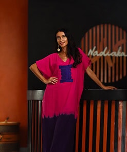 Long boubou brodé en coton gaufré teinté à la main