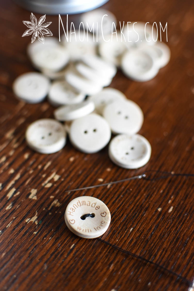 popcorn garland DIY - wooden buttons
