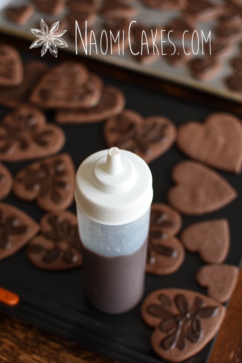 heat proof squeeze bottle for decorating cookies with chocolate