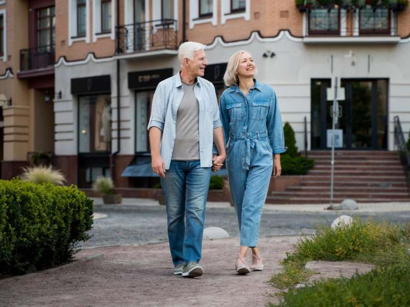 Wygodne buty dla seniorów czy buty Barefoot – jakie obuwie wybrać, by zadbać o zdrowie stóp?