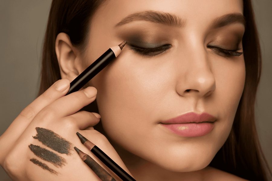 Soft smudged eyeliner look with diffused edges around the lash line