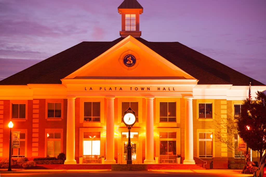 La Plata Town Hall illuminated at dusk, showcasing its architectural elegance.
