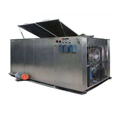 High-capacity dairy milk cooling tank for efficient milk storage and preservation.