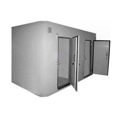 High-capacity milk cooling tank for dairy farms and processing plants.