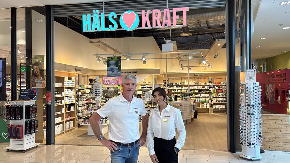 H&auml;lsokraft butikkinnside med ansatte foran inngangen.
