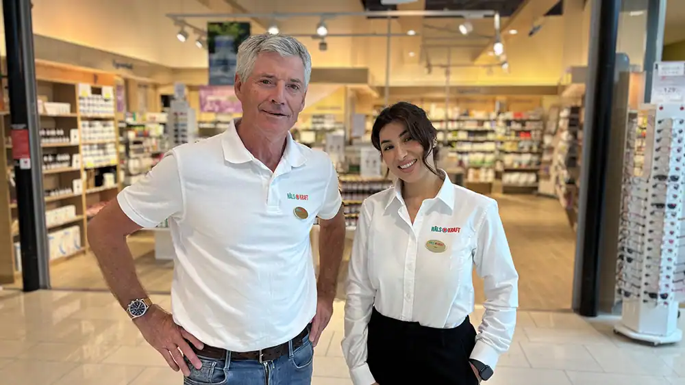 Teamet på Hälsokraft i Nordby Shopping Center med smilende ansatte.