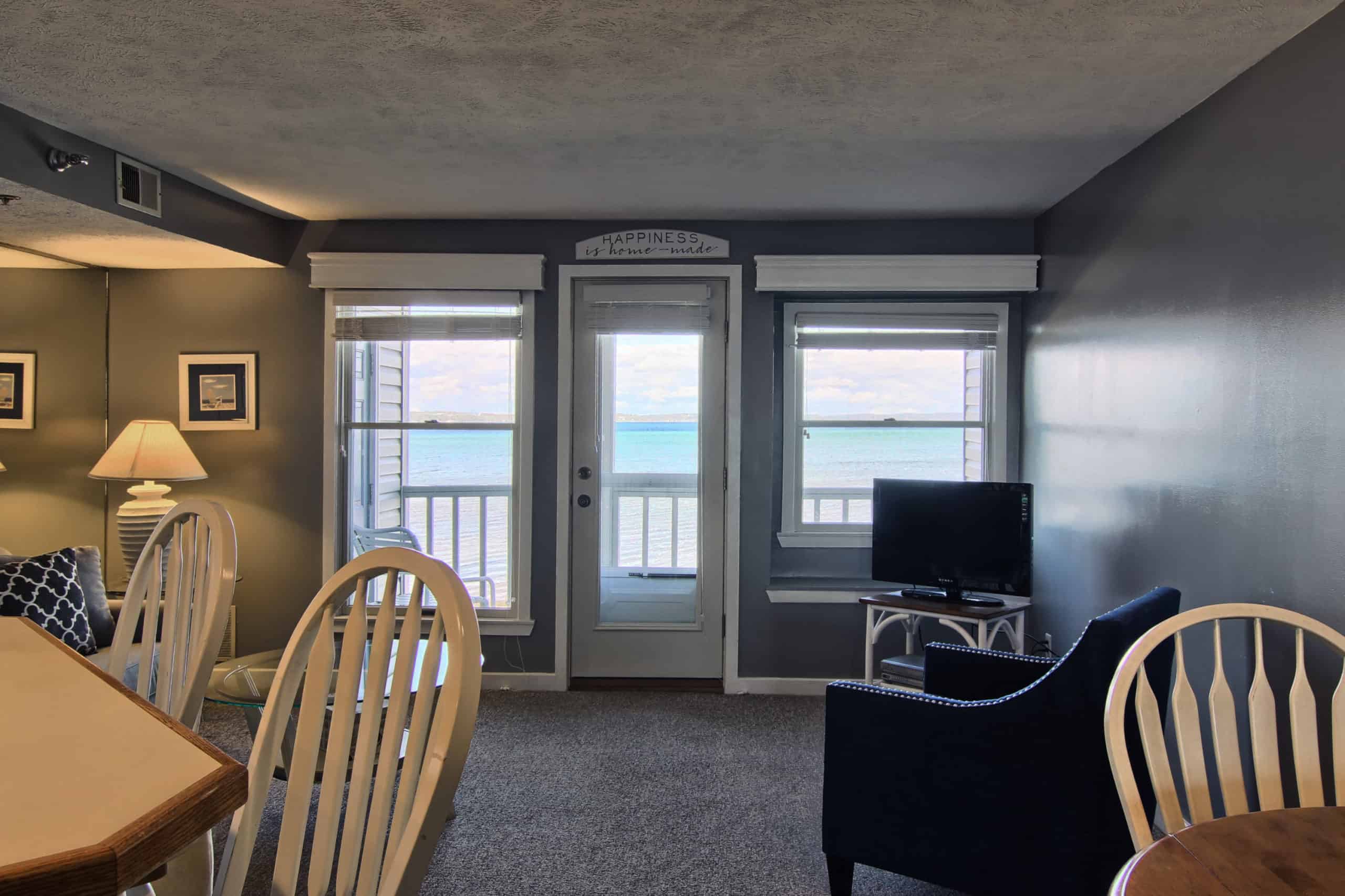 208 North Shore Inn