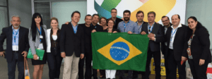 Da esquerda para direita: Alessandra Fabiano-Hefter (Messe München), Sandra Siqueira da Silva (Assessora Dep. Carlos Gomes), Marcio Welsh (Contemar), Dep. Carlos Gomes (PRB/RS), Danilo Mattos (Planalto), Dr. Maria Elisabeta Haase-Möllmann (PUC/RS), Rene Gallep (Contemar), Simone Horvatin (SUPPLYgoGREEN), Ricardo (Inova), Ervino Nitz Filho (Vital Engenharia), Walter de Freitas (Eco Urbis), Carlos Roberto V. Filho (Presidente da ABRELPE), Dep. Sergio Peres (PRB/RS), Maria Valle Lopez (Messe München)