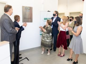 Dignitários em cerimônia de inauguração de espaço relacionado à sustentabilidade e meio ambiente, reforçando o compromisso com práticas ambientais responsáveis.