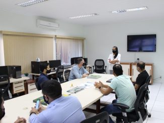 Reunião empresarial sobre sustentabilidade e meio ambiente com equipe no escritório – Ambiental Mercantil.