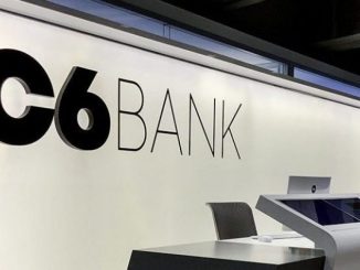 C6 Bank na agência bancária moderna com design clean e tecnologia avançada em ambiente de alta segurança financeira.