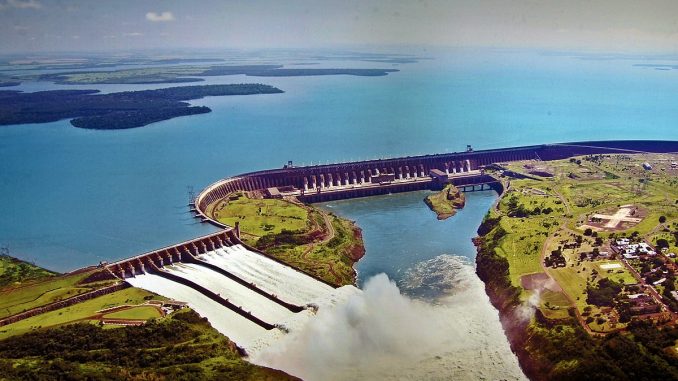 Relevância: Sim, a imagem é relevante para o tema de ambiental mercantil, pois mostra uma barragem de grande porte em uma área de preservação ambiental, ilustrando temas de energia, recursos hídricos e sustentabilidade.