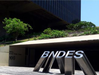 BNDES sede em ambiente urbano com áreas verdes, destacando compromisso com negócios sustentáveis e responsabilidade ambiental. Edifício moderno no coração empresarial brasileiro.