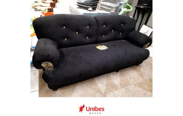 Conjunto de sofá preto em tecido com detalhe dourado, confortável e elegante, ideal para salas de estar modernas e decoradas com sofisticação.