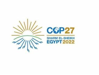 Painel do COP27 em Sharm El-Sheikh, Egito, destacando as discussões globais sobre mudanças climáticas e sustentabilidade em 2022.